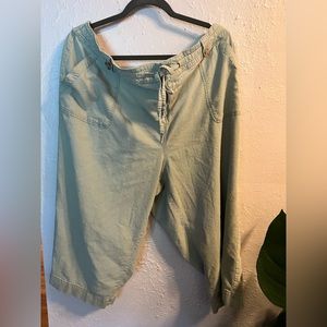 Torrid plus size crop linen blend pants. Green